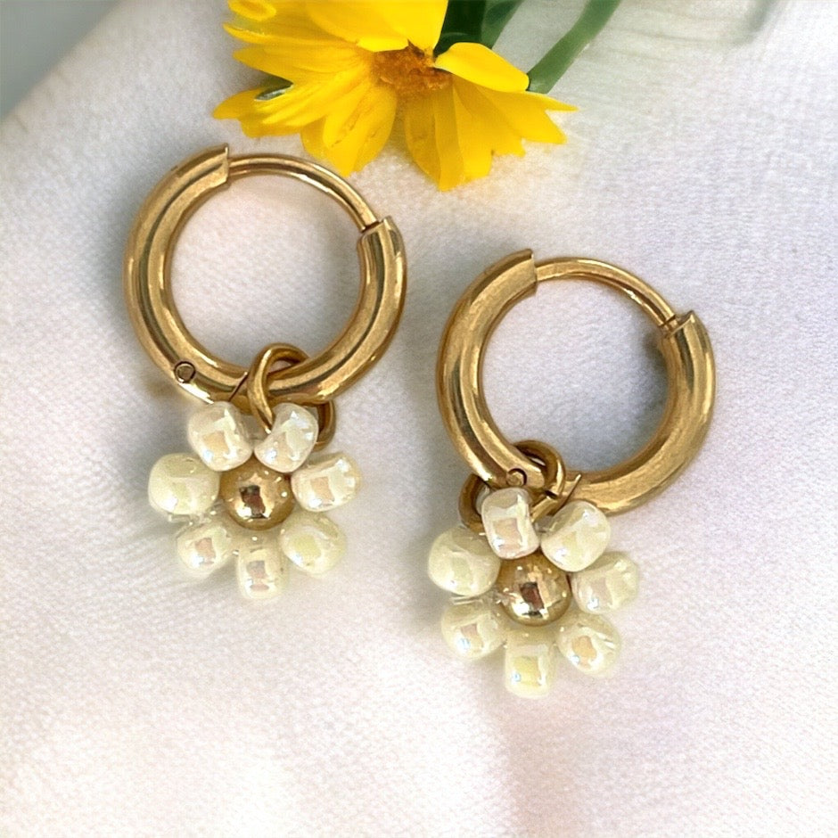 Creme Daisy Huggies